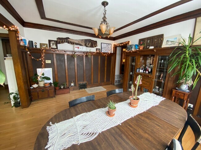 Building Photo - 319 E Montana St