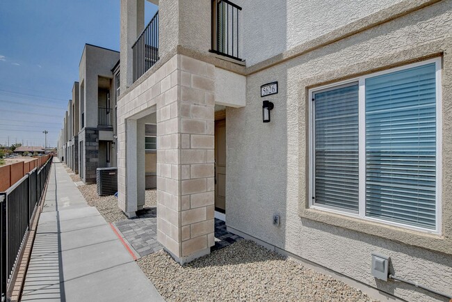 Building Photo - BRAND NEW TOWNHOME OFF 215 AND RUSSELL * N...