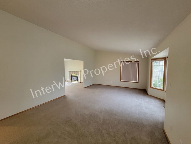 Building Photo - Tigard 3 Bd 2ba Ranch Style Home on Flag L...