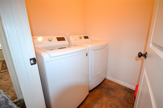 Building Photo - 5632 Sabbia Dr
