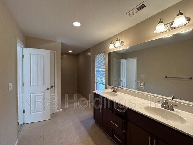 Building Photo - 1763 Jason Ave