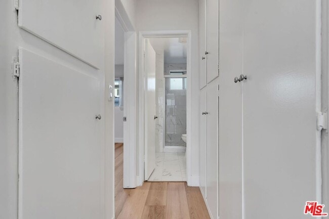 Building Photo - 220 S Gale Dr