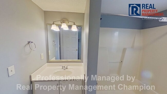Building Photo - 3 BD/2 BA Upper Unit Condo in Hawthorne Park with Move In Special