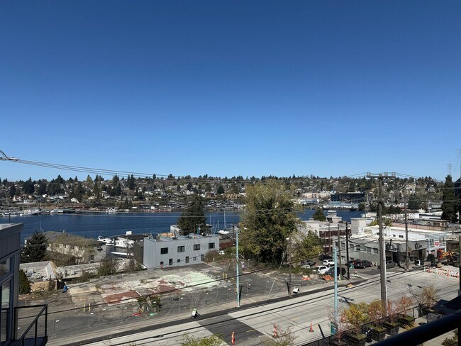 Building Photo - Ruby Condominiums - Eastlake