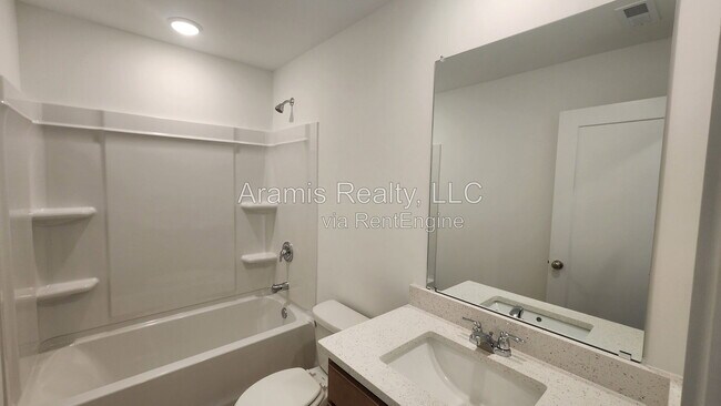Building Photo - 450 Laurelwood Ln