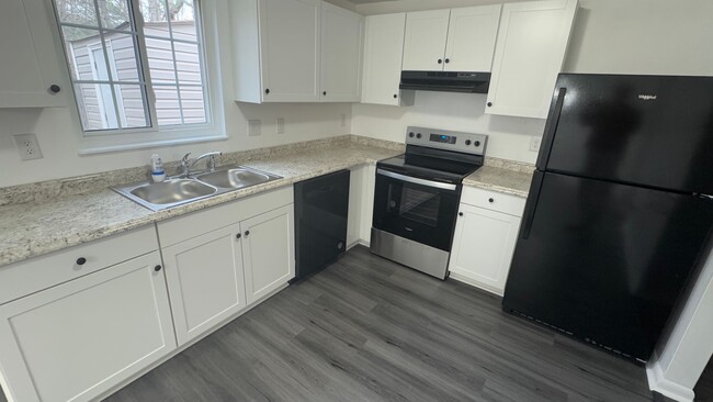 Building Photo - Newly Renovated 3 Bedroom 2.5 Bath Townhom...