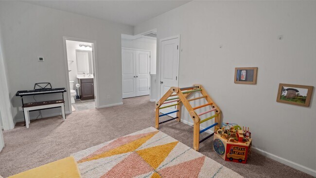Building Photo - Stylish 3 Bedroom Townhome in The Commons – Richmond Hill Living at Its Finest