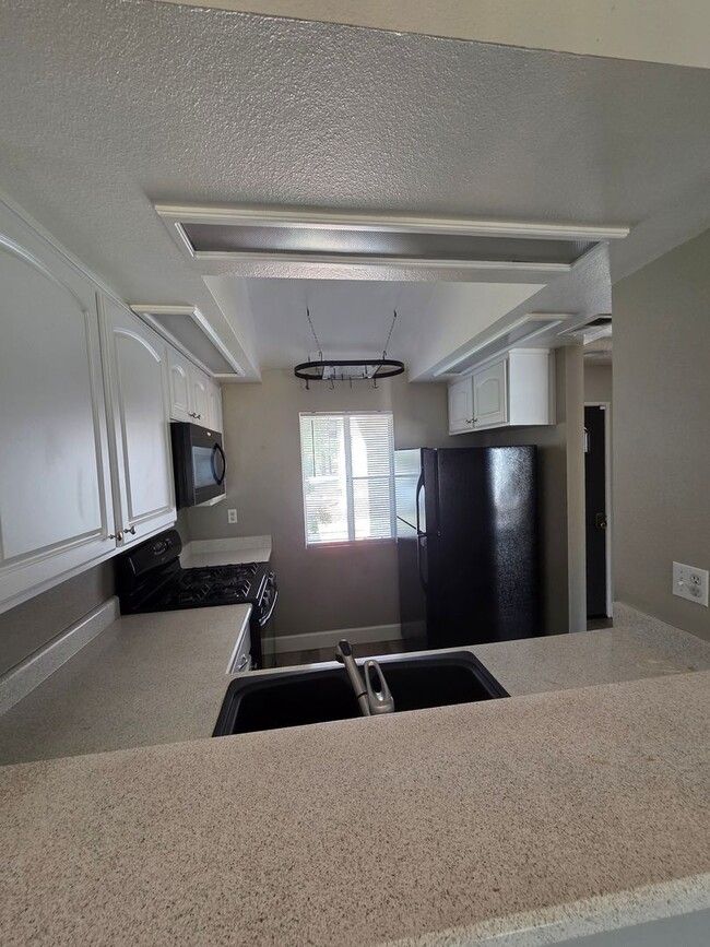 Building Photo - RSM CONDO WITH AMAZING VIEW!