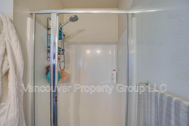 Building Photo - 2001 NE 4 Seasons Ln