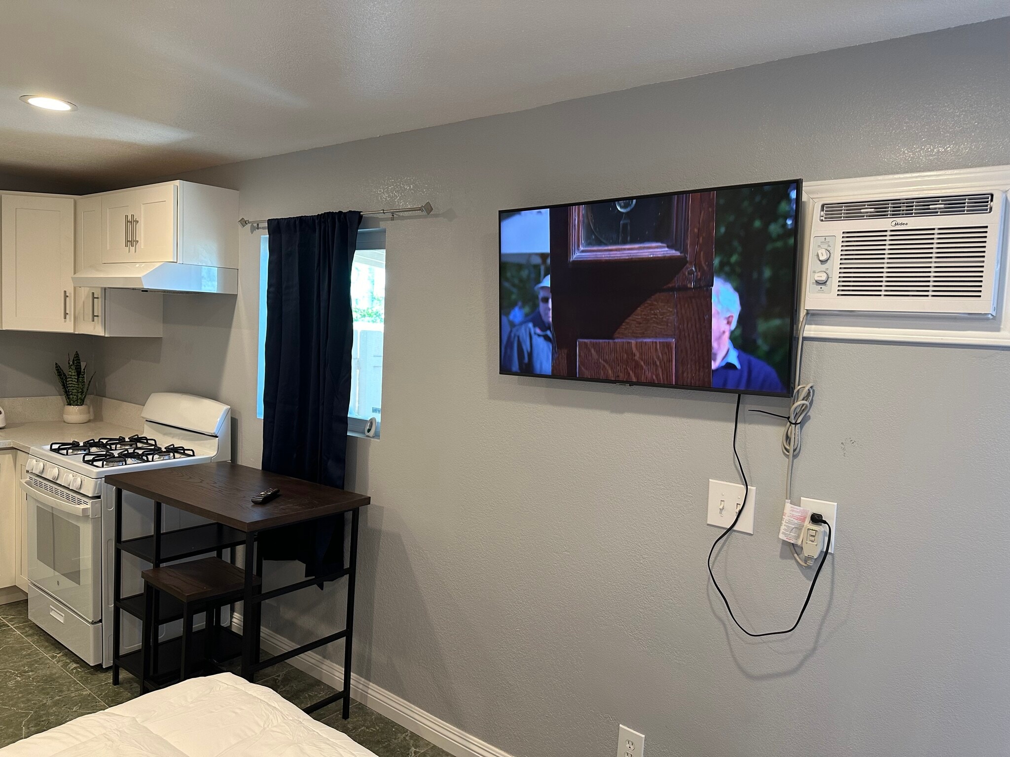 SAMSUNG SMART TV - 13601 Oxford Ct