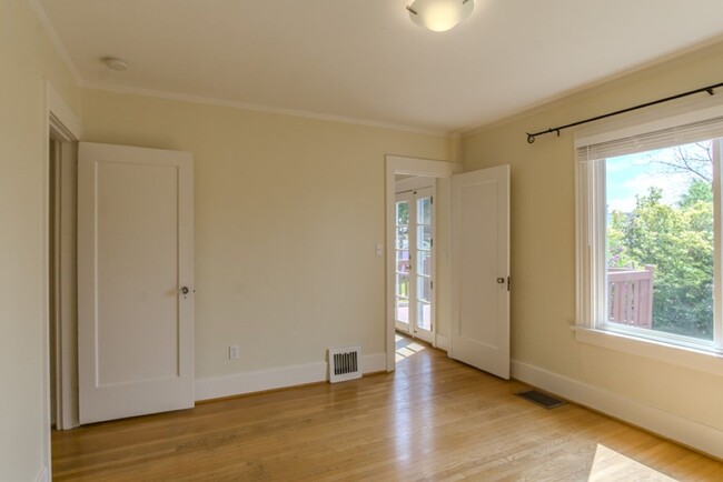 Building Photo - 3Bd/1.75Ba Seattle House