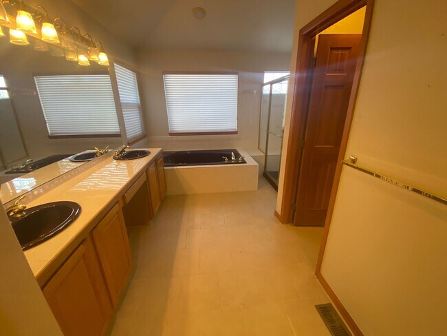 Building Photo - Large Home in Piney Creek