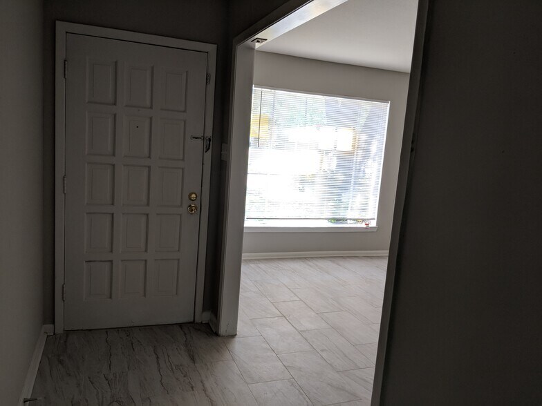 View of front door and flex space, would make a nice office - 5478 Birdwood Rd