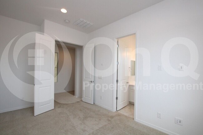 Building Photo - 8717 W Vista Ave