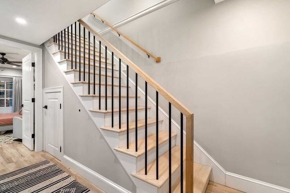 Building Photo - 142 W 8th St