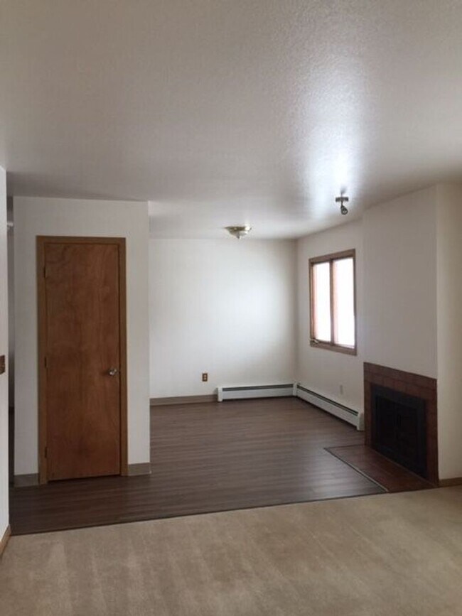 Building Photo - Great Sunny upstairs 2bed with washer&dryer