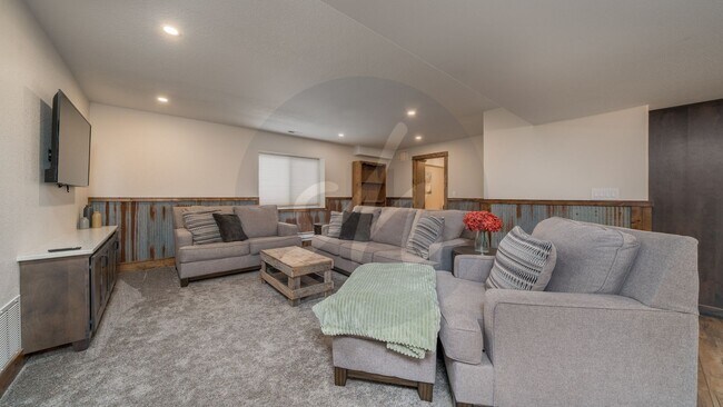 Building Photo - Country Living on 13.5 Acres