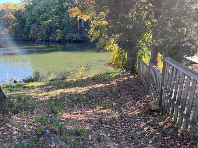 Building Photo - 484 Riverview Dr