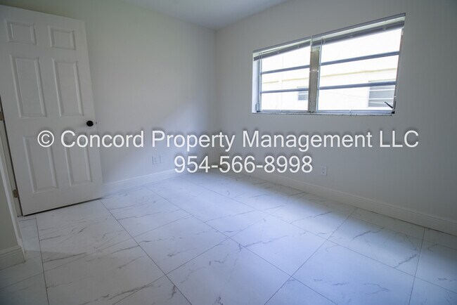 Building Photo - Stunning Upated 2 bedroom, 1 bath in Sailb...