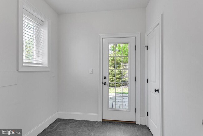 Building Photo - 17 Grey Ct