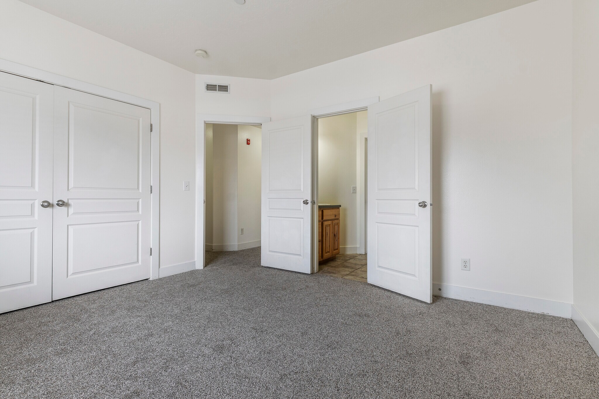 Building Photo - 389 S State St