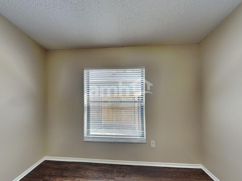 Building Photo - 1401 Crawford Dr