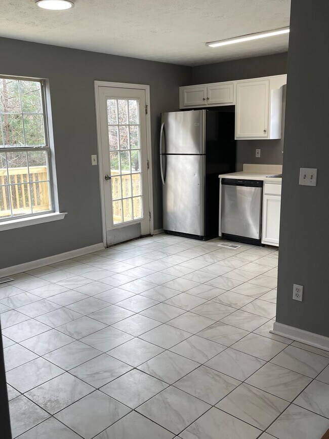 Building Photo - Split Foyer