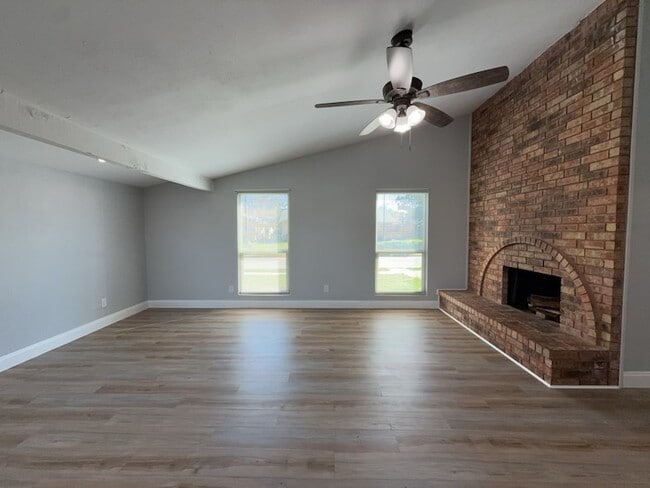 Building Photo - 8917 Vernon Dr