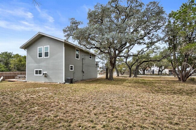 Building Photo - 2591 Lakeshore Dr