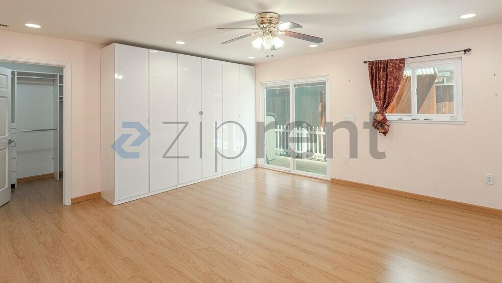 Building Photo - Unit
