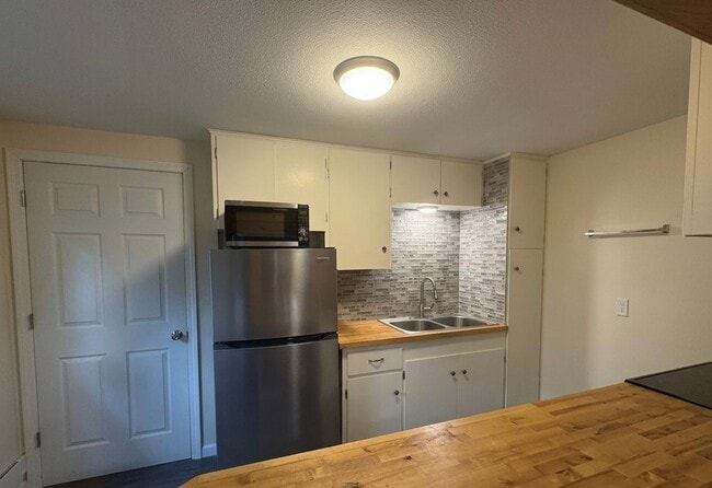 Building Photo - Modern 1 Bedroom Unit in Central Manhattan!