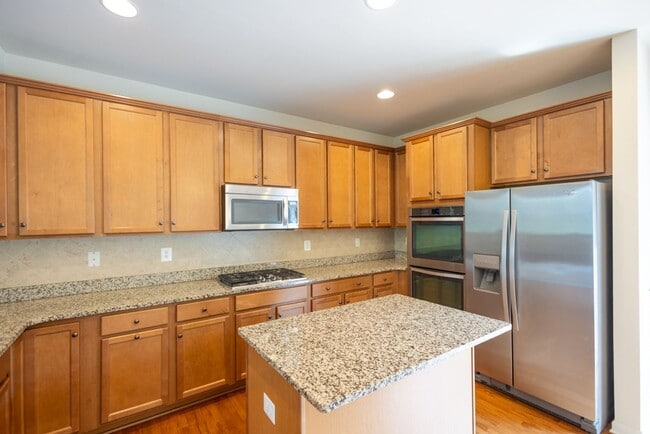 Building Photo - Beautiful 3 BR/3 BA EOG Townhome in Capito...