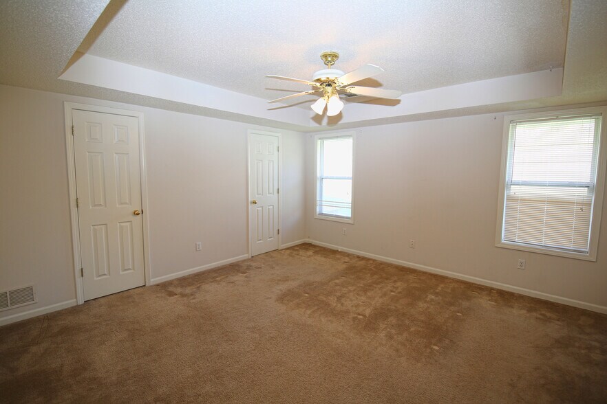 Primary Photo - 407 SW Hoke Ln