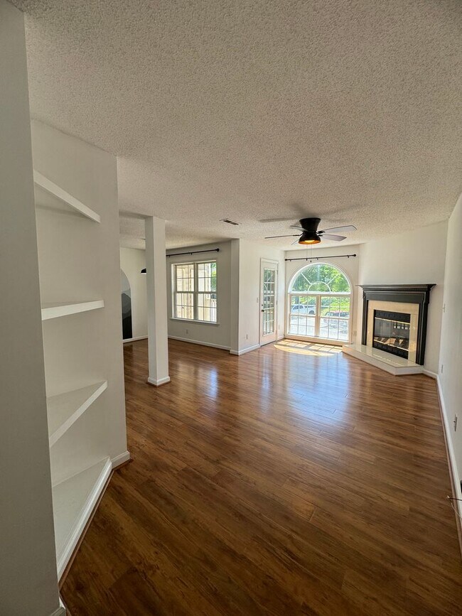 Building Photo - 2BR 2BA Condo beside Greenway
