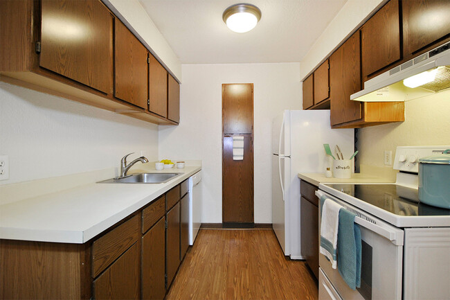 Building Photo - Stoneridge Manor