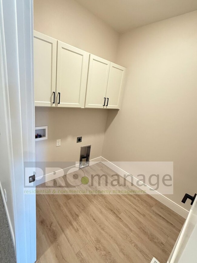 Building Photo - Beautiful 3 Bed / 2.5 Bath Townhome in Car...