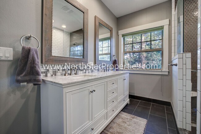 Building Photo - Spacious Five Bed Home in NW Bend