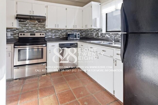 Building Photo - *COMING SOON - TOURS EST TO BEGIN 6/5/2026* Spacious 3 Bed/2.5 Bath Condo in East Norman!