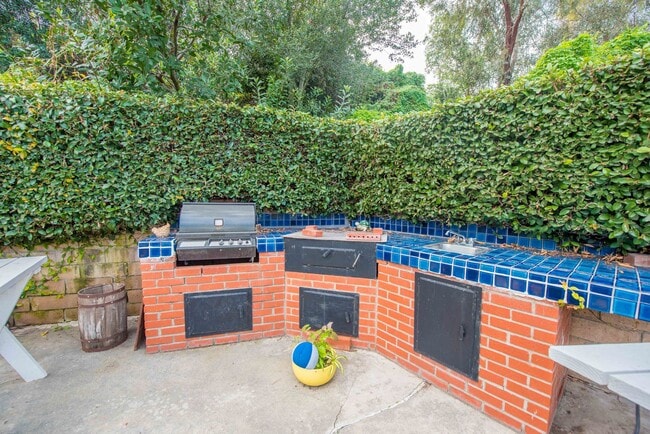 Building Photo - Rose Hills