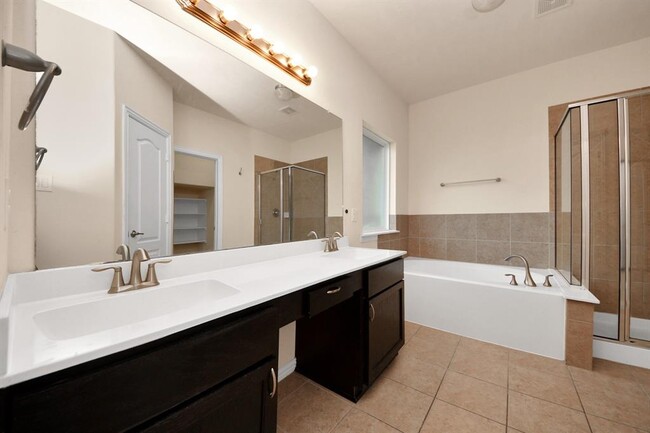 Building Photo - 122 Persimmon Dr