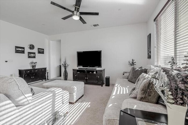Building Photo - Gorgeous 3 Bedroom 2 Bath 2 Car Garage Sin...