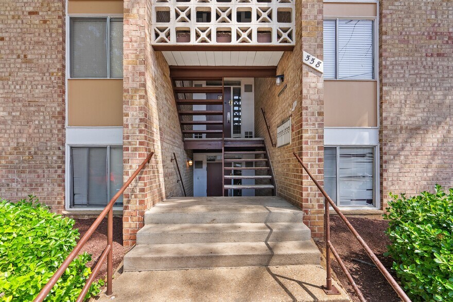 Building Photo - 558 Wilson Bridge Dr