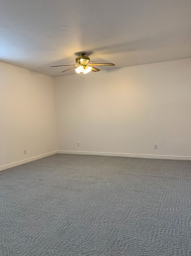 Building Photo - 2 Bedroom/1 Bathroom Duplex in Bluffdale