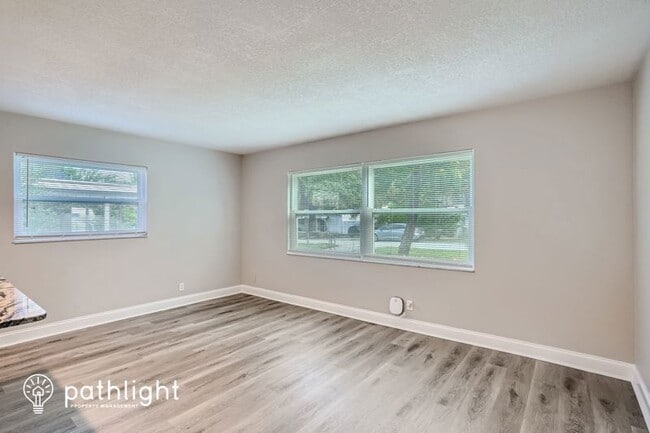 Building Photo - 304 W Fern St