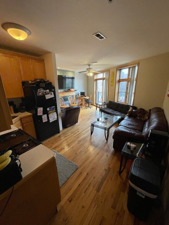 Building Photo - 865 W Buckingham Pl