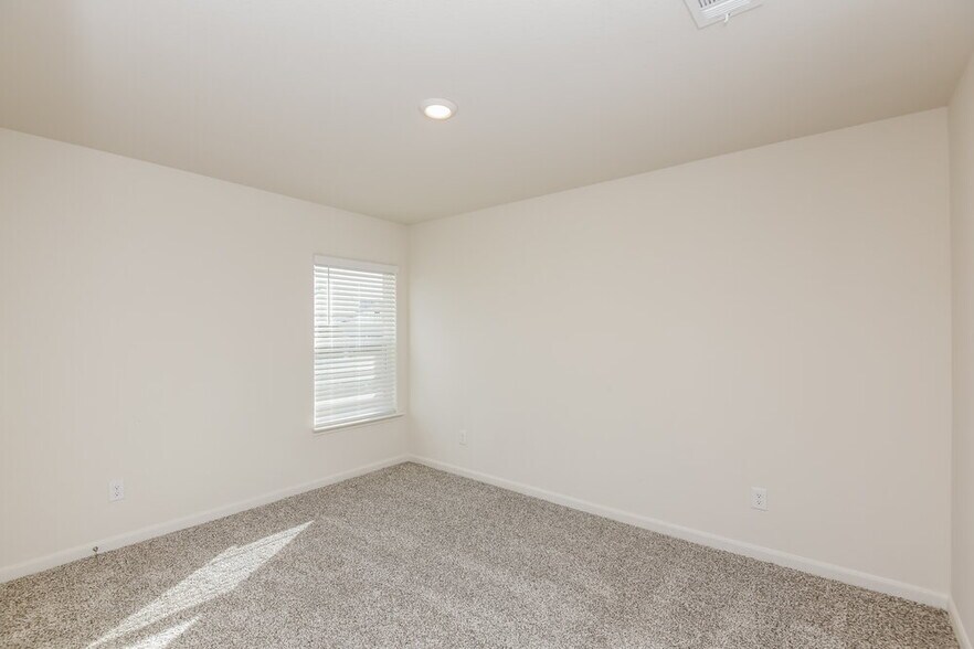 Building Photo - 1332 Redpine Dr
