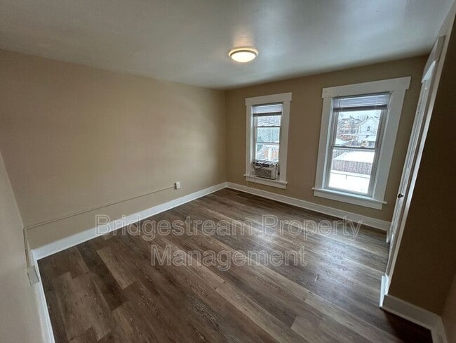 Building Photo - 168 Grove Ave