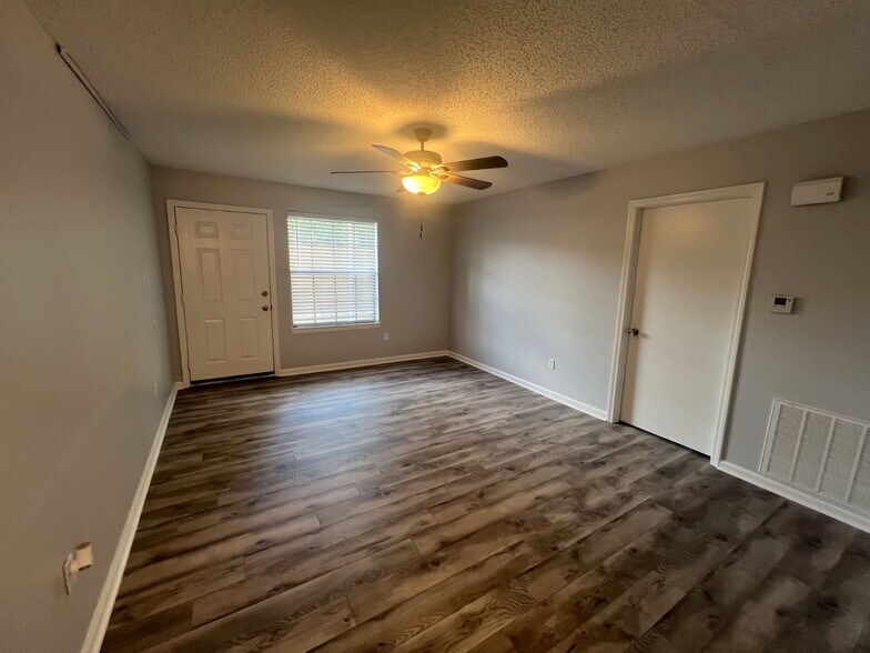 Building Photo - 6327 Quin Dr