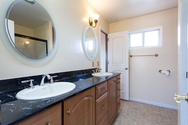 Building Photo - Large Traditional Home in La Mesa!