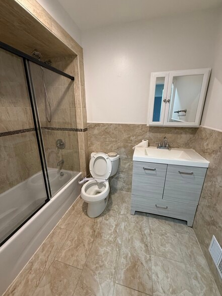 Upstairs bathroom - 31 Greentree Ln